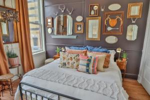 Riverwalk Gem-Stylish Downtown Escape with Views