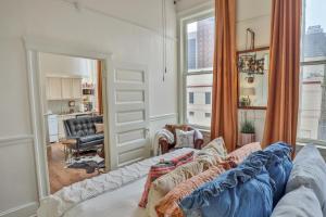 Riverwalk Gem-Stylish Downtown Escape with Views