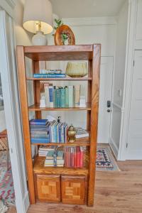 Riverwalk Gem-Stylish Downtown Escape with Views