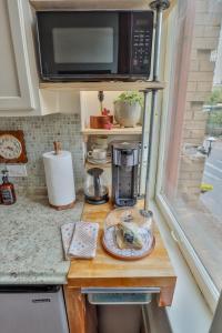 Riverwalk Gem-Stylish Downtown Escape with Views