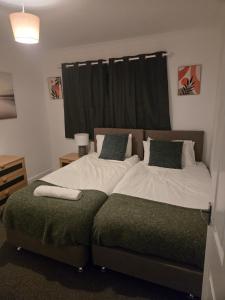 Conyngham Villa, Luxury Detached House, 6 Beds, 4BR,Large garden, Parking - Sleeps 8