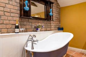 Goose Feather Barn, Wedmore luxury cottage for two