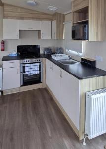 Homely 8 Berth Caravan At Harts Holiday Park In Kent Ref 74069B