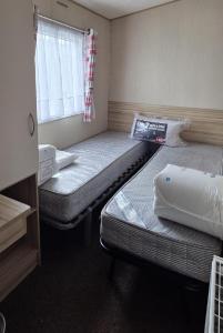 Homely 8 Berth Caravan At Harts Holiday Park In Kent Ref 74069B