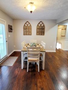 Charming Comfy Retreat - Crib, Pet-Friendly, 7 miles to Ft Bragg, Veteran-Owned