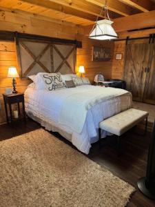 Pokeadot Cabin - Cozy Farm Stay with Pool & Firepit