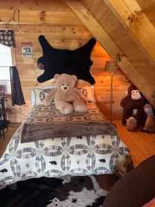 Pokeadot Cabin - Cozy Farm Stay with Pool & Firepit