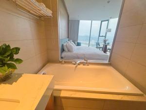 À Là cart studio apartment with bay view and water music