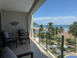 Modern Condominium Beachfront Jaco Beach, Diamante del Sol