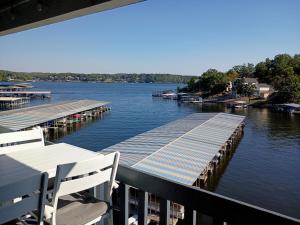 F Lakefront! Remodeled, Sleeps 4, Boat Slip, Patio, WiFi, Cable, Pool