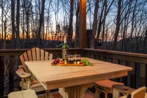 Views, Arcade Game, Fire-pit, Hot Tub, Private!