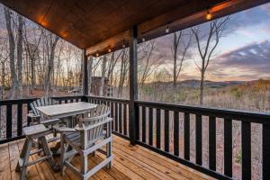 Views, Arcade Game, Fire-pit, Hot Tub, Private!