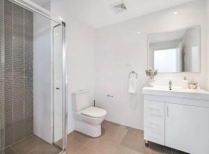 Modern 3BR Mascot Retreat Walk to Train Airport