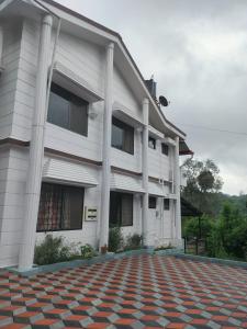 THE RiVERSIDE WHITE VILLA