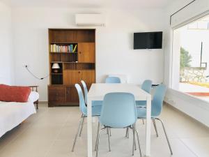 BELLA VISTA. Oasis de tranquilidad en Roses: apartamento moderno con terraza y vistas al mar. - ES-258-169