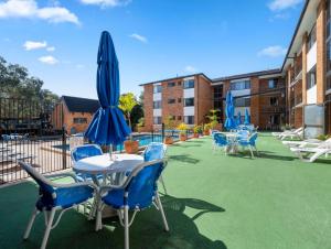 Budget Friendly Relaxed Beachside Escape on Ground Floor with Pool, Sauna, Spa - Sandcastles 201