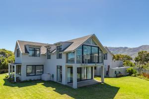 4 bedroom villa in secure estate with lake views