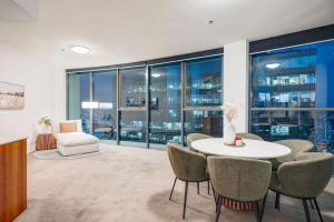 Glasshouse on Felix - Luxury Brisbane City Apartment with River Views, Pool and Parking