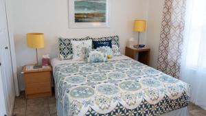 Cozy Family Retreat Steps to Beach Pool Hot apts