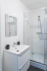 Fully Equipped Apartment, lovely bed