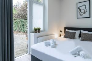 Fully Equipped Apartment, lovely bed