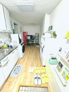 New Year sale, Sinchon station, 1F, 4ppl, 2BR, Hongdae, Private