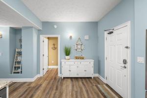 Beautiful Condo with Spacious Balcony to Enjoy Fascinating Ocean View - Unit 1002