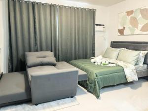 Stylish Condo Studio, Neflix, Pool, Balcony and near Airport