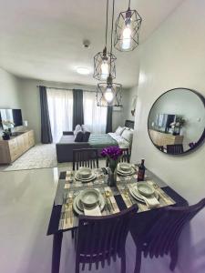 Stylish Condo Studio, Neflix, Pool, Balcony and near Airport