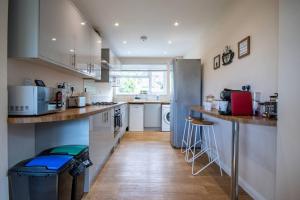 5Bedroom House w Driveway Parking & Views