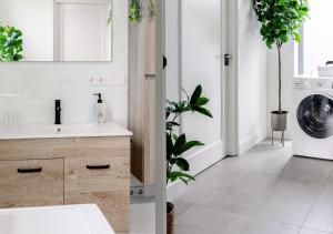 4-Bed Apartment Kitchen Free Parking