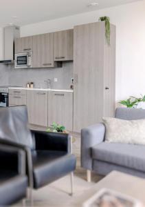 4-Bed Apartment Kitchen Free Parking