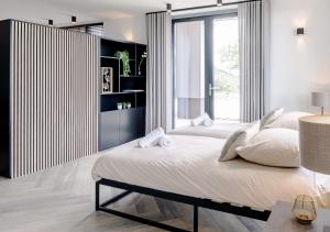 4-Bed Apartment Kitchen Free Parking