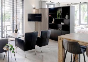 4-Bed Apartment Kitchen Free Parking