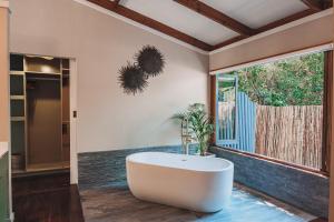 The Grand Luxury Safari Villa, Huge Private Pool, Hot tub, Outdoor Shower, Giraffe Tower, Free Standing Bath, Private Game Reserve, Stargazing, Ultimate Bush Luxury