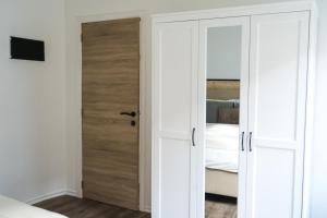 Lovely 1BR & 1LR Apt for 4P, Only 15 Min Walk to City Center