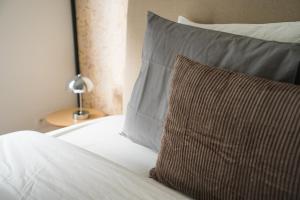 Lovely 1BR & 1LR Apt for 4P, Only 15 Min Walk to City Center