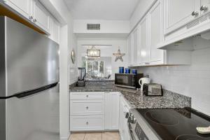 Siesta Key 2-Bedroom Condo with Pool