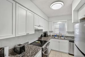 Siesta Key 2-Bedroom Condo with Pool