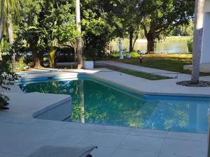 White House River Manor