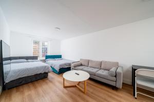 Modern Studios, Garden, 2 Double Beds, 3 min to Tube, Fast WiFi