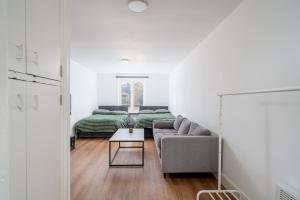 Modern Studios, Garden, 2 Double Beds, 3 min to Tube, Fast WiFi