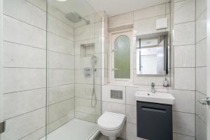 Modern Studios, Garden, 2 Double Beds, 3 min to Tube, Fast WiFi