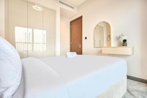 STAY BY LATINEM Luxury 1BR Holiday Home CB 3602 Near Burj Khalifa