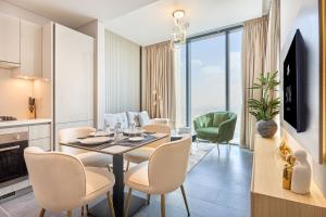 STAY BY LATINEM Luxury 1BR Holiday Home CB 3602 Near Burj Khalifa