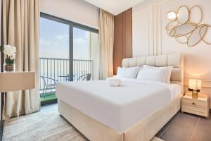 STAY BY LATINEM Luxury 1BR Holiday Home CB 3602 Near Burj Khalifa