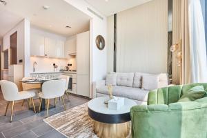 STAY BY LATINEM Luxury 1BR Holiday Home CB 3602 Near Burj Khalifa