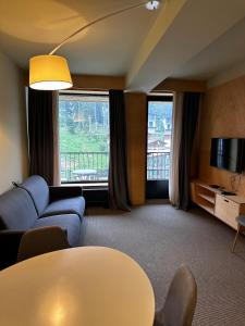 The 4th Floor Vista in front of Kokhta