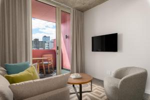 ONEHUNDRED ON M Apartments