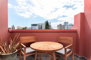 ONEHUNDRED ON M Apartments